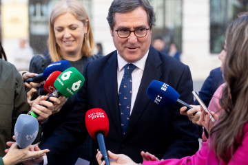 El presidente de CEOE, Antonio Garamendi, atiende a los medios a su llegada al acto del premio al Mejor Empresario del Año de la revista Actualidad Económica, a 26 de febrero de 2026, en Madrid (Esp