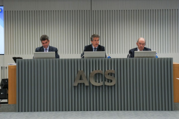 El consejero delegado del Grupo ACS, Juan Santamaría Cases (c), durante la Conferencia de Rsultados de 2025.