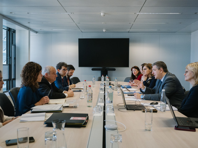 El Ministro De Industria Y Turismo, Jordi Hereu, Y La Secretaria De Estado De Turismo, Rosario Sánchez, Reunidos Con El Comisario Europeo De Transporte Sostenible Y Turismo, Apostolos Tzitzikostas.