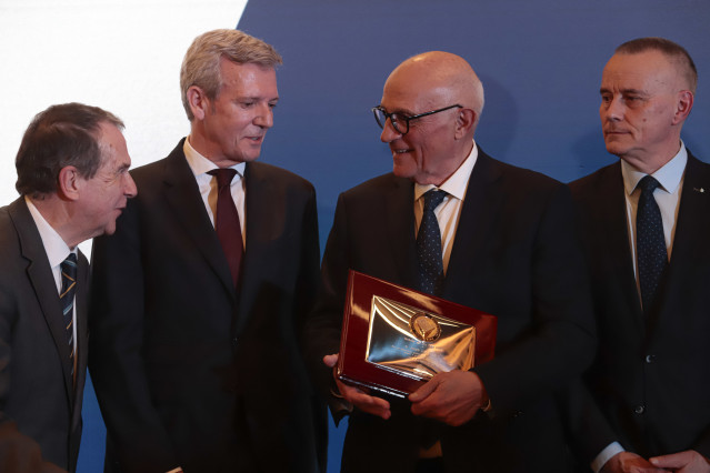 El presidente del Banco Sabadell, Josep Oliu (c), recibe la Medalla de Oro de la Confederación de Empresarios de Pontevedra (CEP), en el Hotel Attica21, a 26 de febrero de 2026, en Vigo, Pontevedra, Galicia (España).