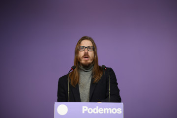 El secretario de organización y portavoz de Podemos, Pablo Fernández, en una rueda de prensa