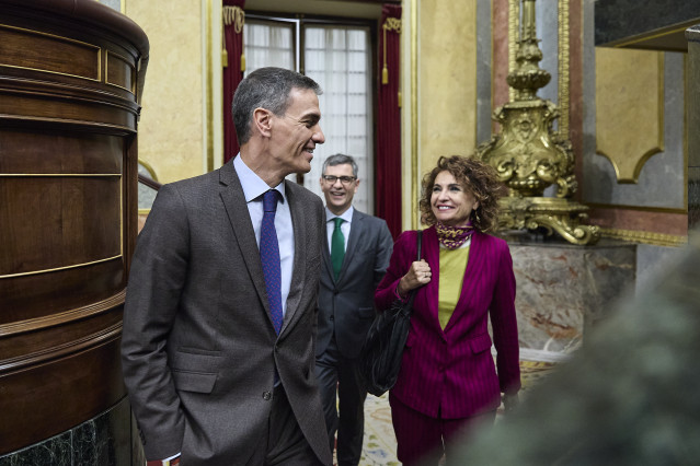 (I-D) El presidente del Gobierno, Pedro Sánchez; y la vicepresidenta primera y ministra de Hacienda, María Jesús Montero; durante una sesión plenaria, en el Congreso de los Diputados, a 26 de febrero de 2026, en Madrid (España).