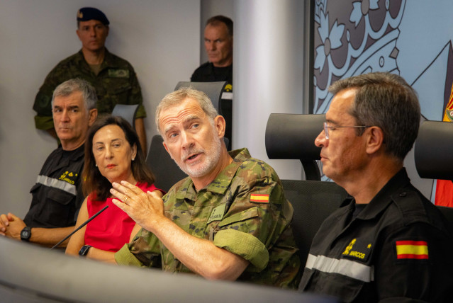 Archivo - El Rey Felipe VI (c), junto a la ministra de Defensa, Margarita Robles, durante su visita al Cuartel General de la UME, a 17 de agosto de 2025, en Torrejón de Ardoz, Madrid (España). El Rey ha visitado el Cuartel General de la Unidad Militar de