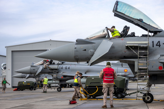 Trabajos en la plataforma de vuelo de un Eurofighter en la base rumana de MK.