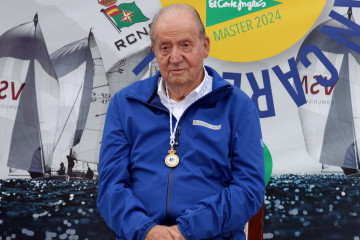 Archivo - El Rey Emerito, Don Juan Carlos de Borbón, preside la entrega de trofeos de la Regata Rey Juan Carlos I El Corte Inglés Máster en el club náutico, a 29 de septiembre de 2024, en Sanxenxo