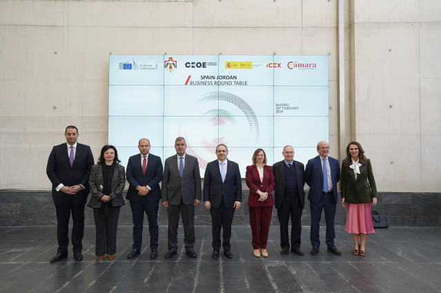 Los ministros de Inversión y Energía y Recursos Minerales, Tareq Abu Ghazaleh y Saleh A. Al-Kharabsheh (centro) durante un encuentro empresarial organizado por la Cámara de Comercio el 27/02/2026.