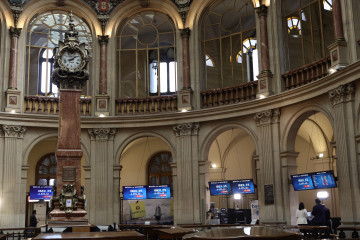 Archivo - Varios paneles con valores del Ibex 35, en el Palacio de la Bolsa, a 14 de febrero de 2022, en Madrid (España).
