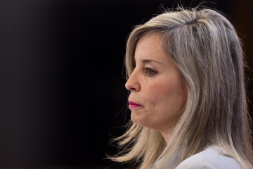 La portavoz de Sumar en el Congreso, Verónica Martínez Barbero, durante una rueda de prensa, en el Congreso de los Diputados, a 17 de febrero de 2026, en Madrid (España).