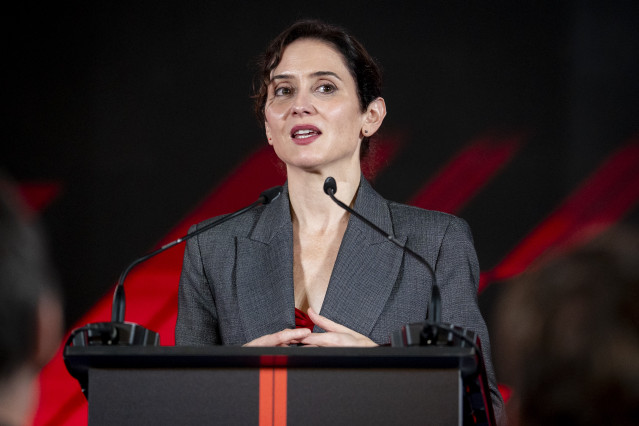La presidenta de la Comunidad de Madrid, Isabel Díaz Ayuso, interviene durante el acto de presentación del trofeo al ganador del Gran Premio de España de Fórmula 1, a 26 de febrero de 2026, en Madrid (España).