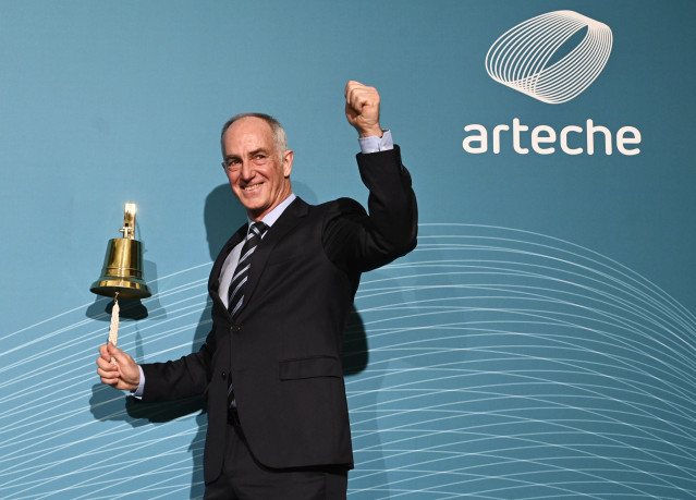 El CEO de Grupo Arteche, Alexander Artetxe, durante el toque de campana de Grupo Arteche, en la Bolsa de Bilbao, a 2 de febrero de 2026, en Bilbao, País Vasco (España).
