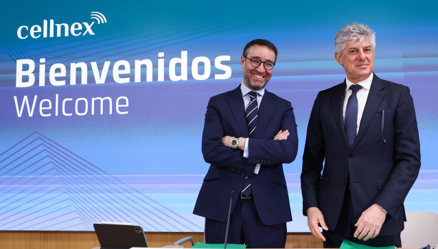 El CFO de Cellnex, Raimon Trias (i), y el consejero delegado de Cellnex, Marco Patuano (d), durante una rueda de prensa, en el Auditorio Castellana 81 Meeting Place, a 27 de febrero de 2026, en Madrid (España). Cellnex registró unas pérdidas netas atribui