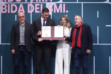(I-D) El secretario general de CCOO, Unai Sordo; el presidente del Gobierno, Pedro Sánchez; la vicepresidenta segunda y ministra de Trabajo, Yolanda Díaz, y el secretario general de UGT, Pepe Álvar