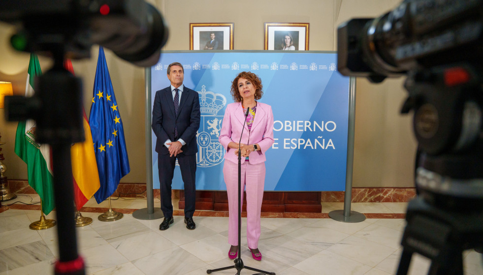 La vicepresidenta primera y ministra de Hacienda, María Jesús Montero, este viernes en declaraciones a los medios en Sevilla.