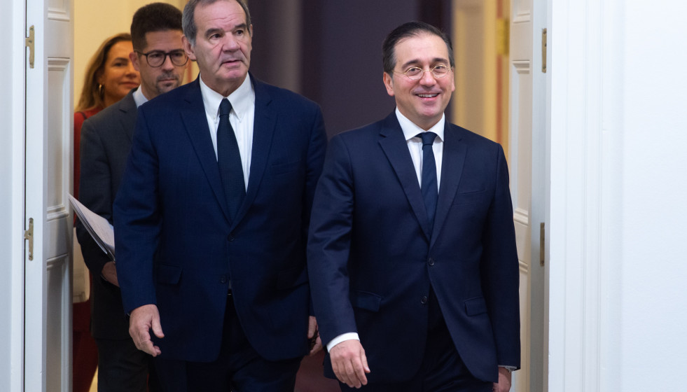 Archivo - El ministro de Asuntos Exteriores, Unión Europea y Cooperación, José Manuel Albares (d), y el secretario general Iberoamericano, Andrés Allamand (i)