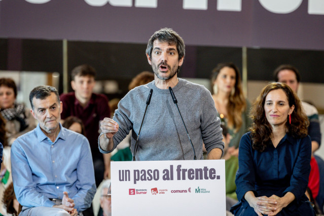 El ministro de Cultura, Ernest Urtasun (i),durante el acto de refundación del proyecto de las izquierdas, en el Círculo de Bellas Artes de Madrid, a 21 de febrero de 2026, en Madrid (España).
