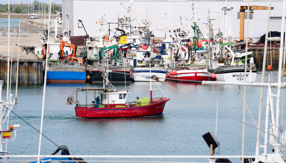 Archivo - Barcos amarrados en el puerto de Santoña.- Archivo