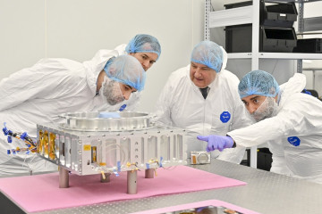 El ministro de Industria y Turismo, Jordi Hereu, durante una visita a las instalaciones de Open Cosmos en Barcelona