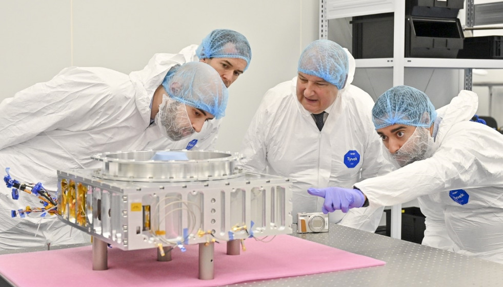 El ministro de Industria y Turismo, Jordi Hereu, durante una visita a las instalaciones de Open Cosmos en Barcelona