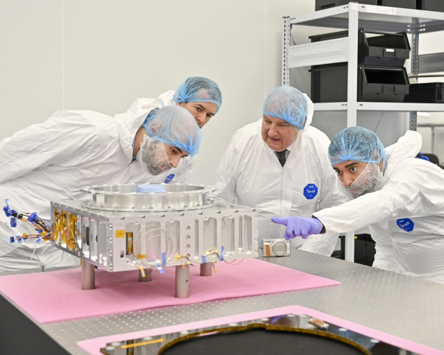 El ministro de Industria y Turismo, Jordi Hereu, durante una visita a las instalaciones de Open Cosmos en Barcelona