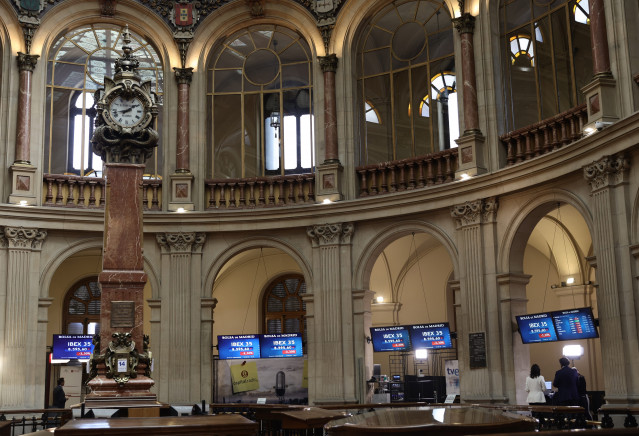 Archivo - Varios paneles con valores del Ibex 35, en el Palacio de la Bolsa, a 14 de febrero de 2022, en Madrid (España).