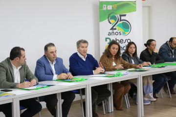 El presidente del PP de Castilla y León, Alberto Núñez Feijóo, en su visita a Dehesa Grande, junto a, entre otros, la consejera de Agricultura, Ganadería y Desarrollo Rural de la Junta, María Go