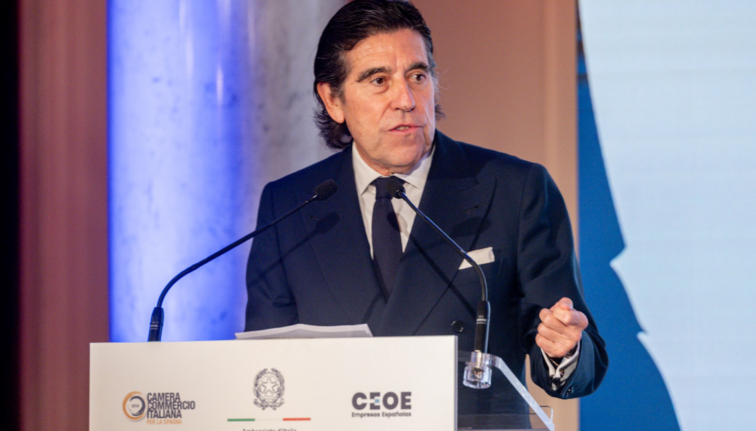 Archivo - El presidente de Sacyr, Manuel Manrique, interviene durante la ceremonia de entrega de la XXVIII edición del Premio Tiepolo, en la Embajada de Italia, a 11 de diciembre de 2025