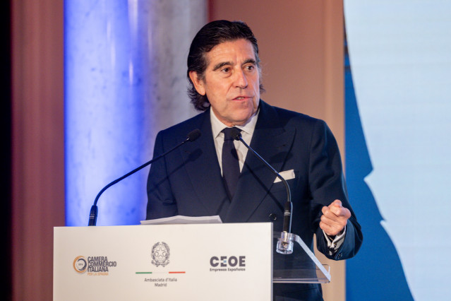 Archivo - El presidente de Sacyr, Manuel Manrique, interviene durante la ceremonia de entrega de la XXVIII edición del Premio Tiepolo, en la Embajada de Italia, a 11 de diciembre de 2025