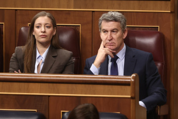 La portavoz del PP en el Congreso, Ester Muñoz, y el presidente del PP, Alberto Núñez Feijóo, durante una sesión de control al Gobierno, en el Congreso de los Diputados, a 18 de febrero de 2026, 