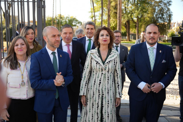 La vicepresidenta primera del Gobierno y ministra de Hacienda, María Jesús Montero, a su llegada al Parlamento de Andalucía por el acto de izada de la bandera en el 28F