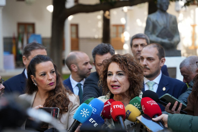 La vicepresidenta primera del Gobierno y secretaria general del PSOE-A, María Jesús Montero, atiende a los medios antes del Pleno institucional en el Parlamento con motivo del 28F