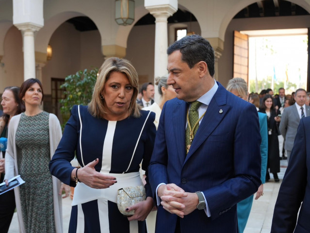 La senadora del PSOE y expresidente de la Junta, Susana Díaz, y el presidente de la Junta, Juanma Moreno, conversan en los pasillos del Parlamento andaluz antes del Pleno institucional con motivo del 28F