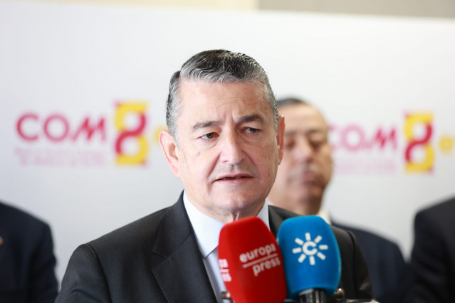 El consejero de Sanidad, Presidencia y Emergencias de la Junta de Andalucía, Antonio Sanz, en una atención a medios.