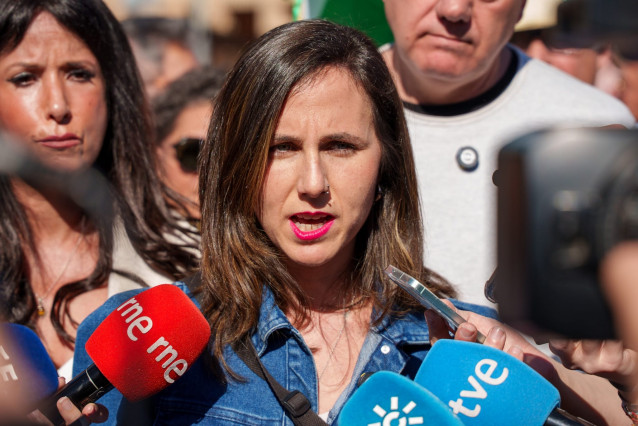 La diputada y secretaria general de Podemos, Ione Belarra, en su atención a medios en la manifestación por el Día de Andalucía convocada por la Plataforma 28F.