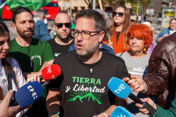 El portavoz de Adelante Andalucía, José Ignacio García, atiende a los medios en el marco de la manifestación por el Día de Andalucía convocada por la Plataforma 28F.
