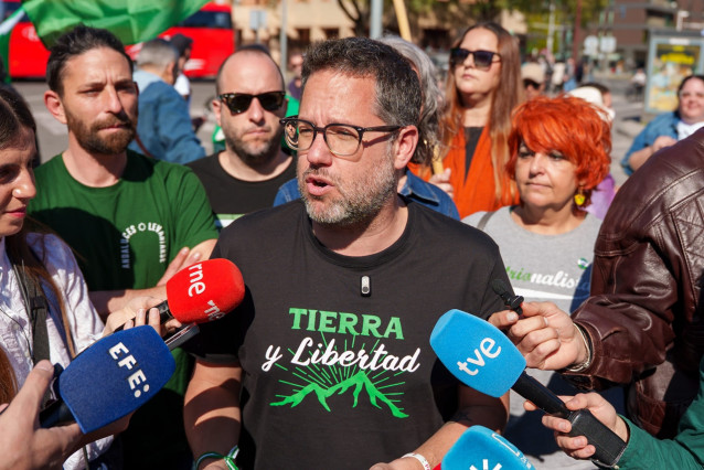 El portavoz de Adelante Andalucía, José Ignacio García, atiende a los medios en el marco de la manifestación por el Día de Andalucía convocada por la Plataforma 28F.