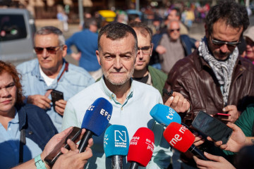 El coordinador federal de Izquierda Unida, Antonio Maíllo, en declaraciones a los medios antes del inicio de la manifestación convocada por la Plataforma 28F en Sevilla con motivo del Día de Andalu