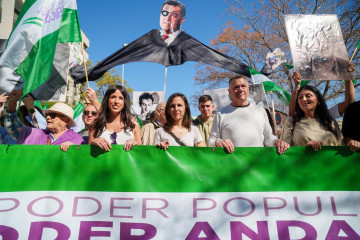 La secretaria general de Podemos, Ione Belarra, y el candidato de Podemos Andalucía a la presidencia de la Junta, Juan Antonio Delgado, en la manifestación por el Día de Andalucía.