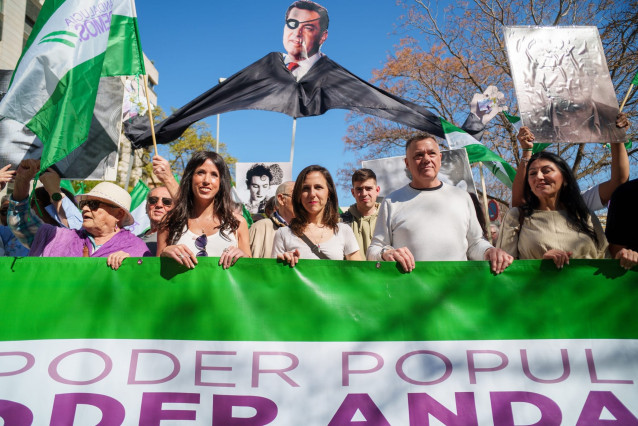 La secretaria general de Podemos, Ione Belarra, y el candidato de Podemos Andalucía a la presidencia de la Junta, Juan Antonio Delgado, en la manifestación por el Día de Andalucía.