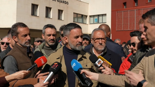 El presidente de Vox, Santiago Abascal, atiende a los medios durante su visita a Guardo (Palencia)