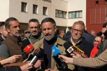 El presidente de Vox, Santiago Abascal, en declaraciones a los medios durante su visita a Guardo (Palencia)
