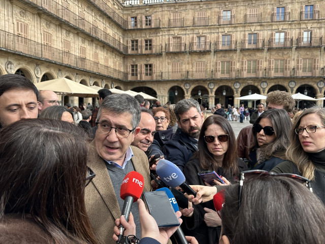 El portavoz del PSOE en el Congreso de los Diputados, Patxi López, en una atención a medios en Salamanca.