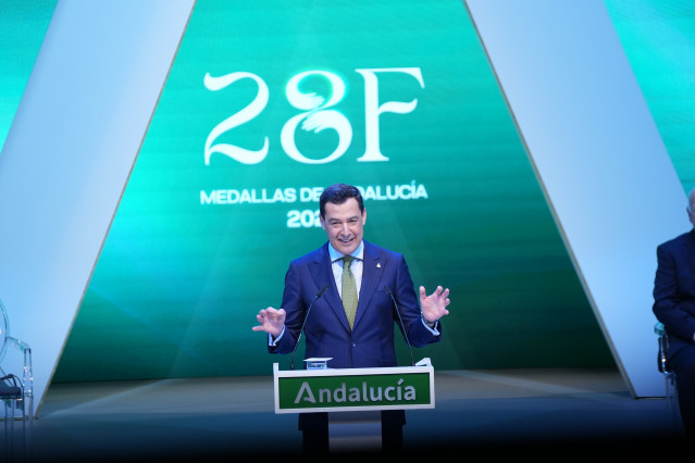 El presidente de la Junta de Andalucía, Juanma Moreno interviene en el acto. A 28 de febrero de 2026 en Sevilla, Andalucía (España)