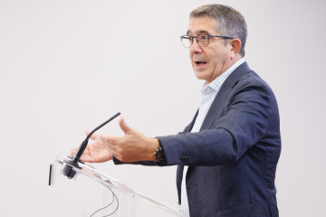 Archivo - El portavoz del PSOE en el Congreso, Patxi López, durante una rueda de prensa, en una imagen de archivo.