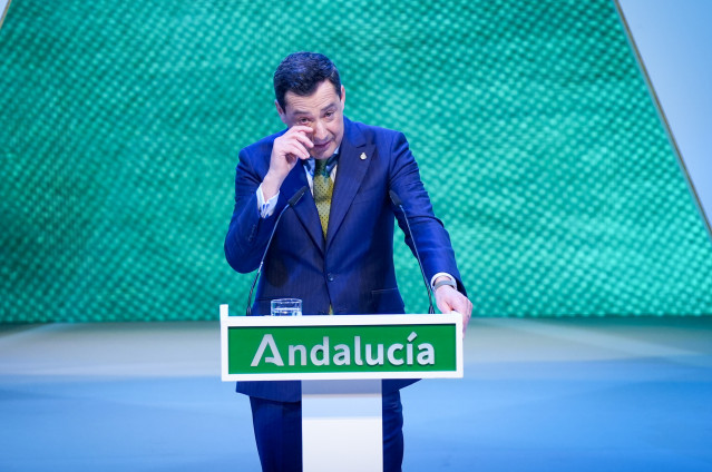 El presidente de la Junta de Andalucía, Juanma Moreno interviene en el acto. A 28 de febrero de 2026 en Sevilla, Andalucía (España).