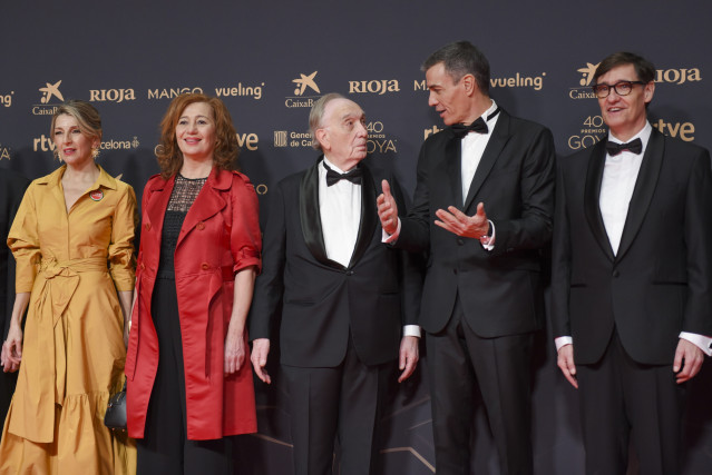 La vicepresidenta segunda, Yolanda Díaz; la presidenta del Congreso, Francina Armengol; el presidente de la Academia de Cine, Fernando Méndez-Leite; el presidente del Gobierno, Pedro Sánchez, y el presidente de la Generalitat, Salvador Illa, en los Goya.