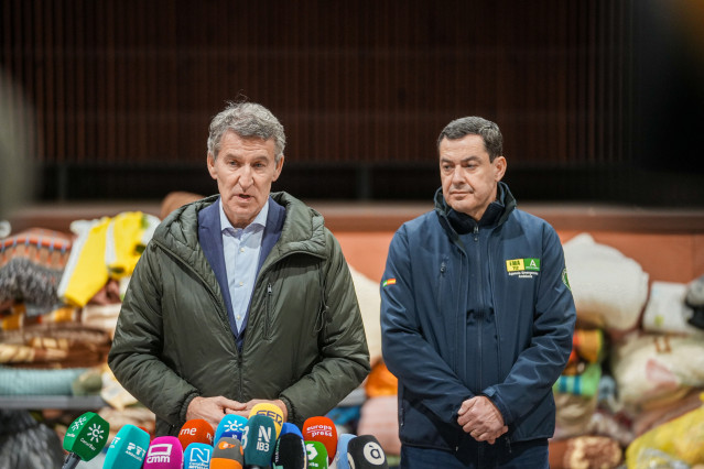 Archivo - El presidente del PP, Alberto Núñez Feijóo (i), junto al presidente de la Junta de Andalucía, Juanma Moreno (d), en una comparecencia a los medios para informar sobre el accidente ferroviario en Adamuz.