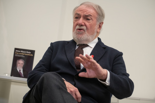 El exministro del Interior Jaime Mayor Oreja durante una entrevista concedida a Europa Press, coincidiendo con la publicación de su libro 'Una verdad incómoda' (Espasa).