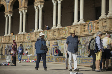 Archivo - Imágenes de recurso de turistas en la Plaza de España de Sevilla (Andalucía, España), a 22 de octubre de 2019.