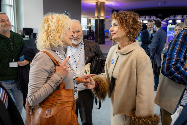 Archivo - La secretaria general del PSOE-A y vicepresidenta primera del Gobierno, María Jesús Montero, saluda a representantes de Amama en Bruselas. (Imagen de archivo)