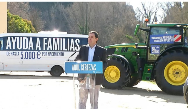 Mañueco durante la presentación de la caravana del PP en Segovia.